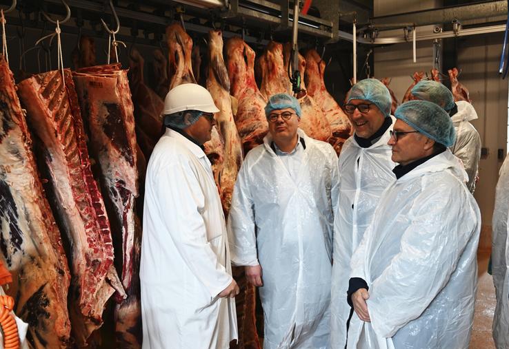 À Vendôme, vendredi 3 mai. Les élus du territoire loir-et-chérien ont visité les locaux réaménagés de l'Abattoir du Perche vendômois, et ont félicité les dirigeants.
