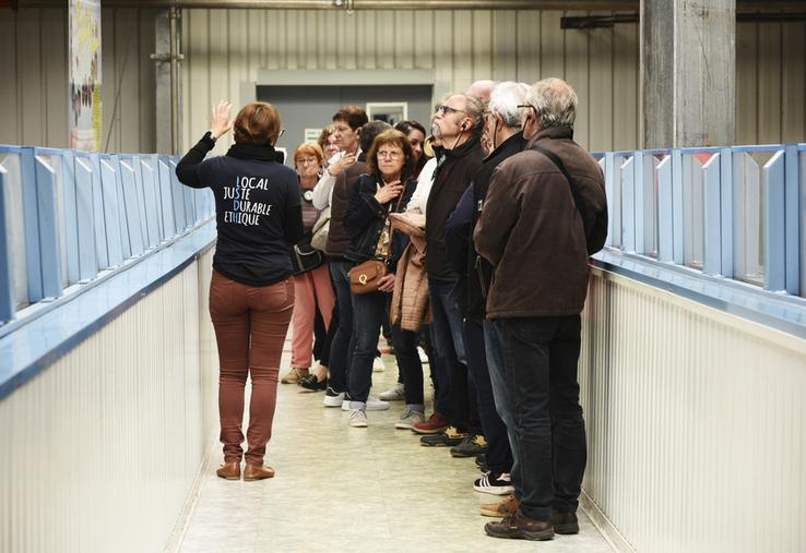 Mardi 4 juin, 1 000 personnes étaient attendues pour visiter les ateliers de production de la Laiterie de Saint-Denis-de-l'Hôtel. Un groupe d'une vingtaine de personnes partait toutes les dix minutes.