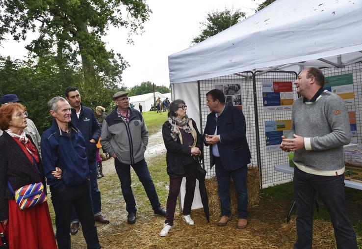 Bréau, vendredi 31 mai. Olivier Brossier présente aux officiels l'atelier de la chambre d'Agriculture de région Île-de-France.