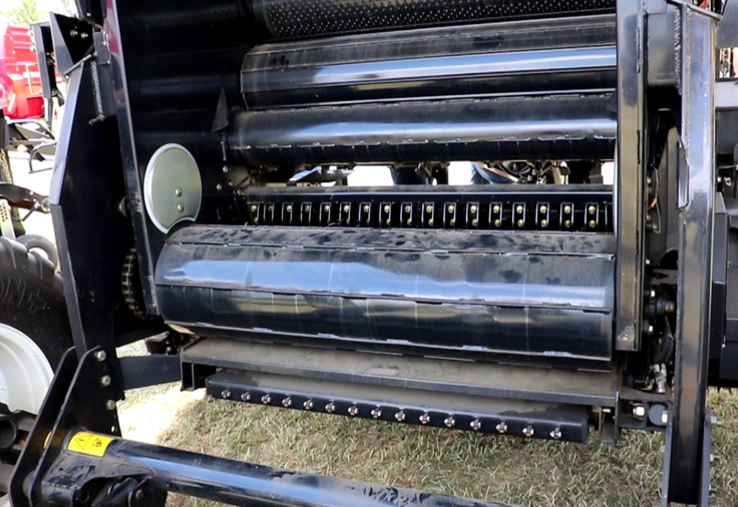 La mesure de l’humidité des balles dès le pressage permet d’optimiser les chantiers de récolte. Elle s’effectue à l’aide d’un ou deux capteurs fixés sur le ou les côtés de la chambre de pressage.