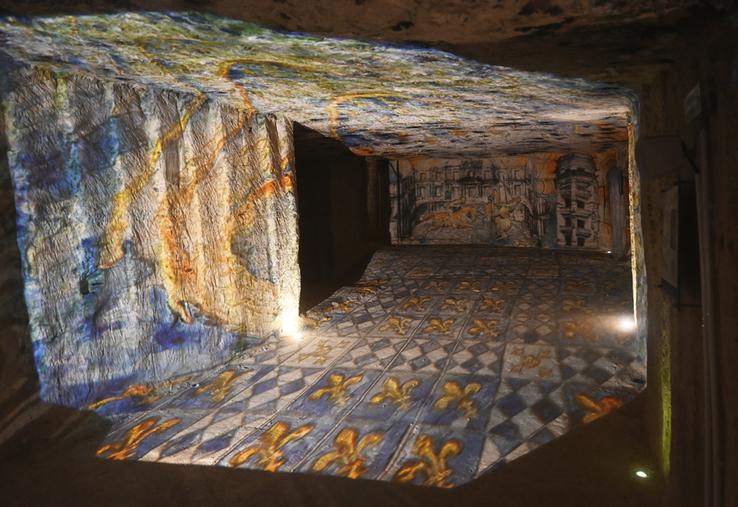 Au sein du parcours des lumières de la maison Monmousseau, les visiteurs sont immergés dans des caves troglodytiques mises en valeur par des œuvres lumineuses projetées sur les murs. 