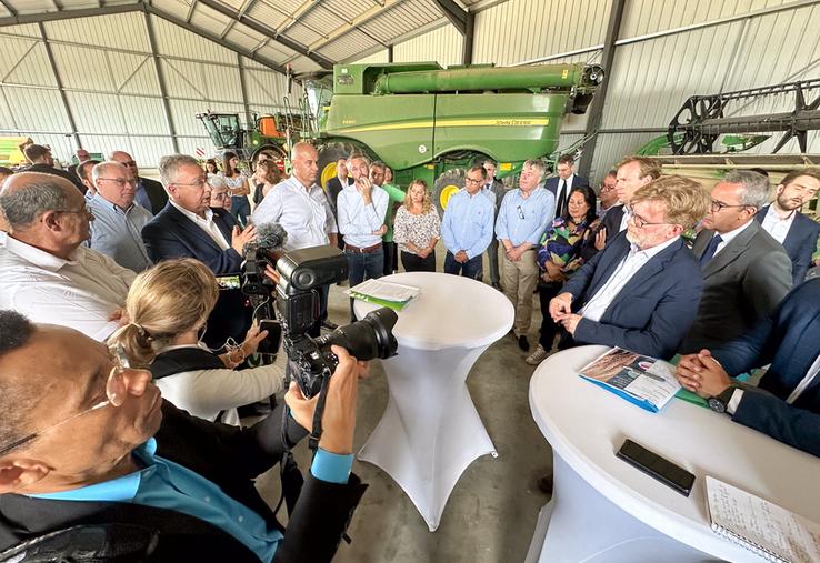 Le 29 juillet, à Sainville. Sous le hangar d'Éric Genty et le feux des médias, les OPA et les représentants syndicaux demandent au ministre Marc Fesneau (à d.) des mesures d'urgence pour soutenir le monde agricole.