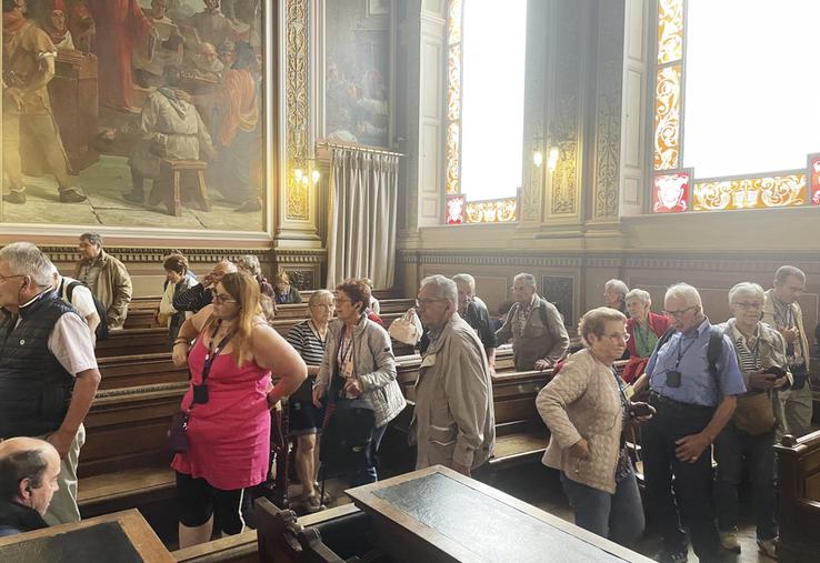 À Porto, les anciens découvrent le palais de la Bourse avec sa salle dorée couverte de feuille d’or et son salon inspiré de l’Alhambra.