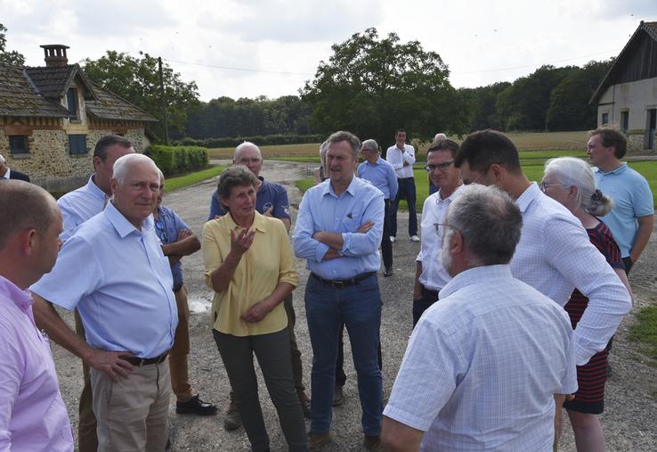 Les Chapelles-Bourbon, vendredi 2 août. Après des échanges au sein d'une grange, le préfet a visité le site de la ferme de Beaumarchais guidé par Brigitte Cant.