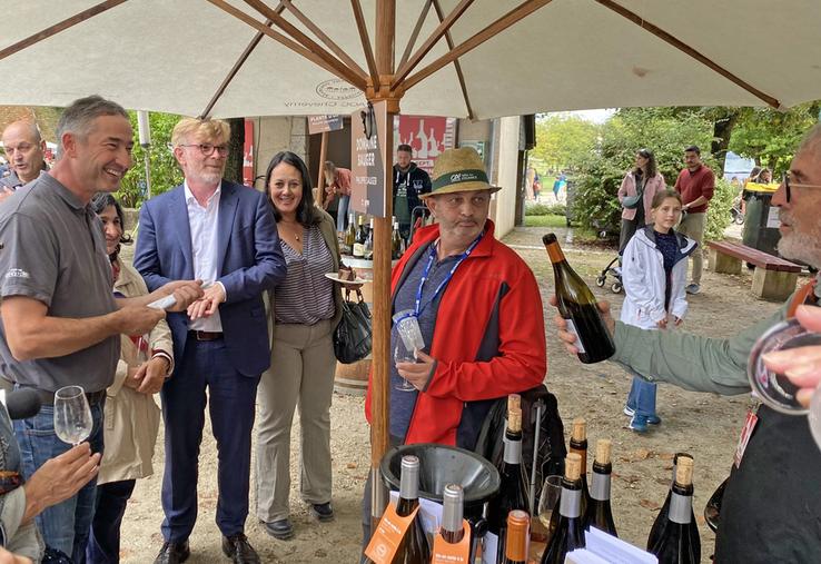 Cheverny, samedi 7 septembre. Marc Fesneau, ministre démissionnaire de l'Agriculture, est venu échanger avec les vignerons lors de la Fête des vendanges.