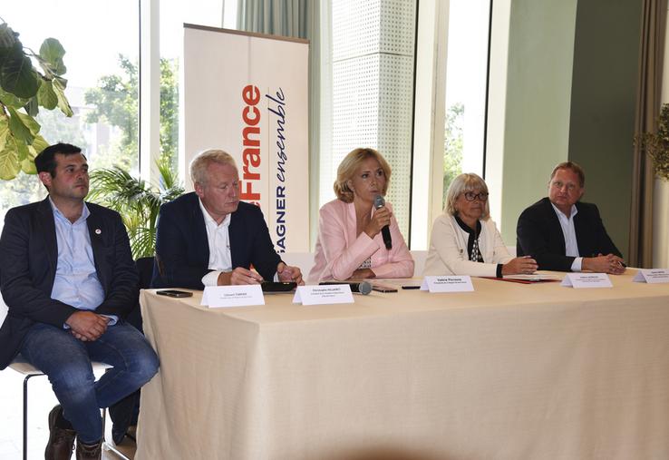 Valérie Pécresse, entourée de Clément Torpier, président de JA Île-de-France, Christophe Hillairet, président de la chambre d'Agriculture de région Île-de-France, Valérie Lacroute, vice-présidente du conseil régional et Damien Greffin, président de la FRSEA, présente les modalités de l'aide exceptionnelle. 