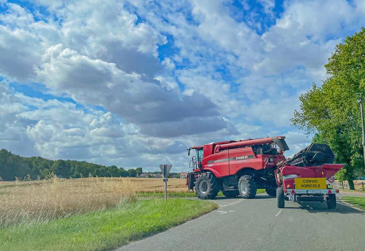 Convoi agricole : moissonneuse-batteuse sur la route.