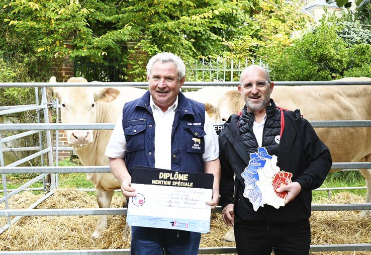 Dimanche 13 octobre, à Mondoubleau. Christian Derouet, éleveur bovin allaitant à Couture-sur-Loir, est venu avec trois bêtes qu'il a vendues à Bruno Jamin, de Socopa.