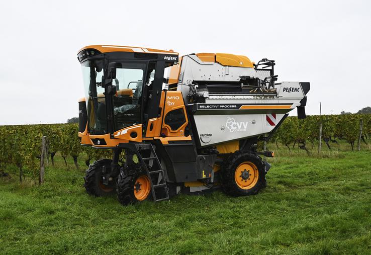 Jeudi 3 octobre, la machine à vendanger Optimum M10 avec tête de récolte Selectiv' Process 2 de la marque Pellenc était en démonstration dans des vignes de l'appellation Cheverny.