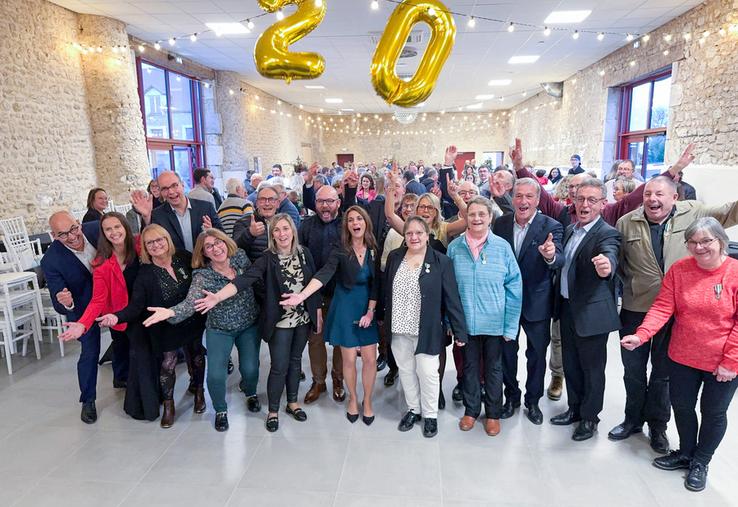 Samedi 19 octobre, à Bazoches-en-Dunois. Vingt-trois salariés de la Ferme des Arches ont reçu leur médaille du travail agricole pour vingt ou trente ans d'activité, en présence du député Philippe Vigier et du président de la com-com Cœur de Beauce, Benoit Pellegrin.