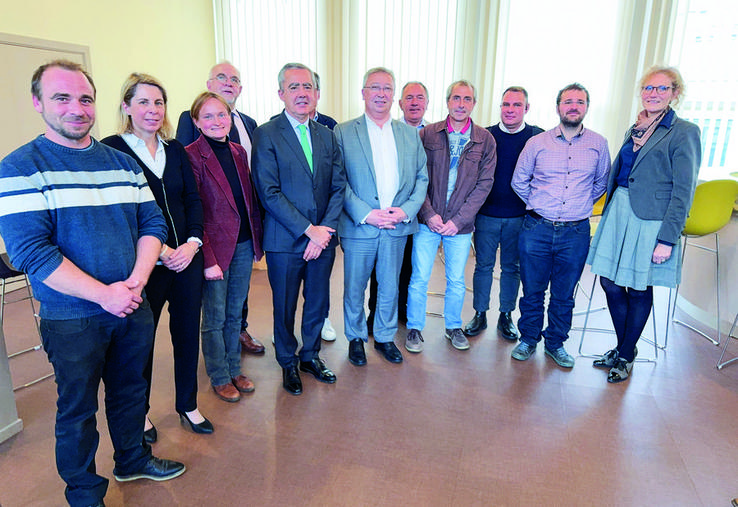 Vendredi 25 octobre, à Chartres. Les premiers lauréats du fonds de compensation agricole entourent le préfet d'Eure-et-Loir, Hervé Jonathan, et le président de l'Adel, Éric Thirouin.