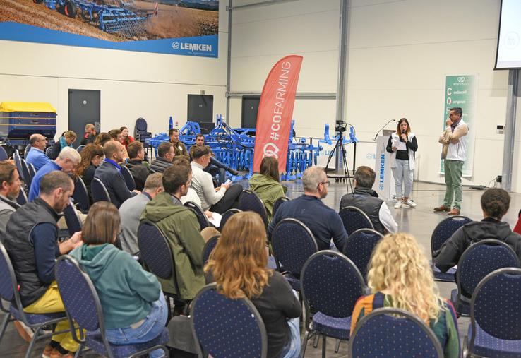 Mercredi 9 octobre, à Boigny-sur-Bionne. Mélanie Lacombe, directrice de CoFarming, a introduit cette journée placée sous le signe de l'agriculture régénérative.