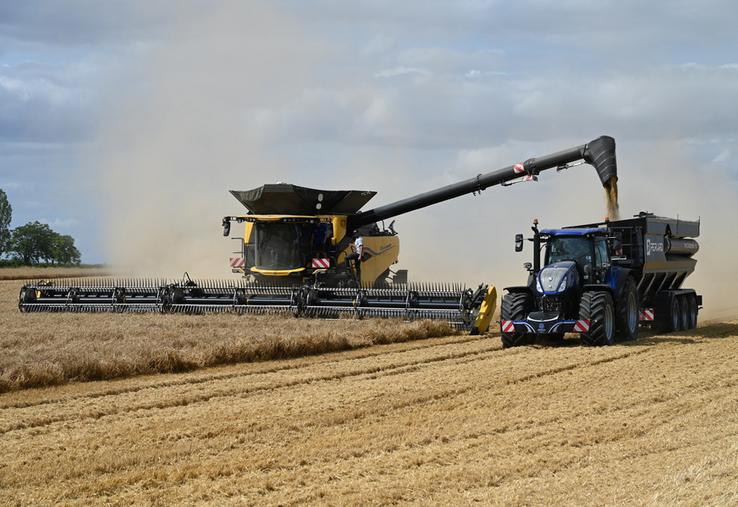 La nouvelle CR11 de New Holland lors du Performance Tour cet été dans une parcelle de l'Eure-et-Loir.