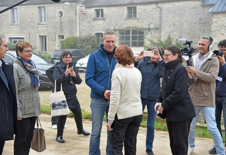 Jeudi 31 octobre, à Morigny-Champigny (Essonne). La ministre Annie Genevard a été accueillie sur l'exploitation de Benoît Mazure, en compagnie de nombreux représentants politiques, professionnels et syndicaux.