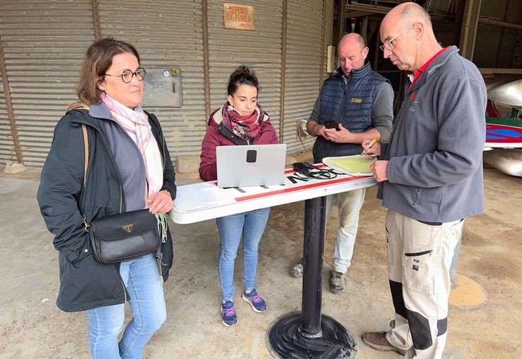 Jeudi 17 octobre, à Arnouville. Engagé dans la filière CRC avec la coopérative de Boisseaux, Grégoire Jaquemet (à d.) doit se prêter régulièrement à un audit de ses pratiques.