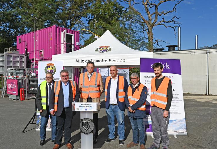 Jeudi 24 octobre, à Lamotte-Beuvron. Pascal Bioulac, maire de Lamotte-Beuvron, les deux cofondateurs de la société Spark Cleantech et Florent Leprêtre, représentant du collège agricole du méthaniseur Sologne Agri Méthanisation, étaient présents pour le lancement officiel du projet. 