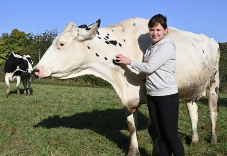 Éleveuse laitière et maman de deux jeunes enfants, Brigitte Delpech joue les équilibristes pour accorder vie professionnelle et personnelle.