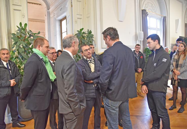 Meaux, lundi 18 novembre. À son arrivée, le ministre de l'intérieur, accompagné du maire, Jean-François Copé, et du président du Département, Jean-François Parigi, est allé à la rencontre des agriculteurs présents.