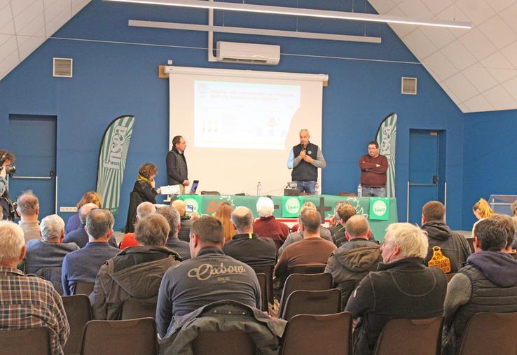 Lundi 18 novembre, à Blancafort (Cher). Le président de la FNSEA, Arnaud Rousseau, venu défendre la pérennité de l'abattoir de volailles, a fait le tour des problématiques du territoire.