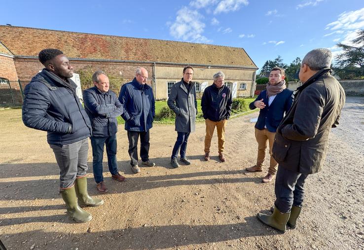 Mercredi 20 novembre, à Germainville. La visite du préfet Hervé Jonathan (à d.) sur l'exploitation de Fabien Perrot (2e à d.), a été l'occasion d'échanges.