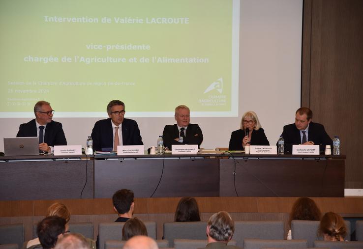 Mardi 26 novembre, à Paris. Autour de Christophe Hillairet, président de la chambre d'Agriculture de région Île-de-France, Olivier Barnay, directeur général, Marc Guillaume, préfet de région, Valérie Lacroute, vice-présidente du conseil régional, et Guillaume Lefort, vice-président de la Chambre, ont évoqué la situation des agriculteurs franciliens.