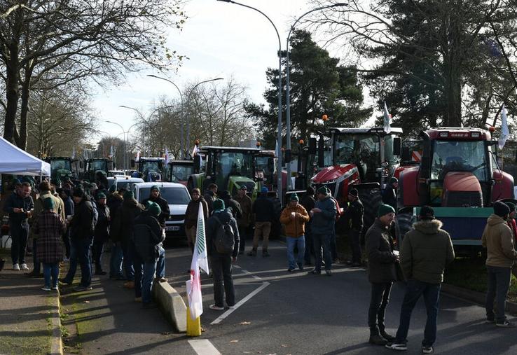 Vendredi 29 novembre, à Orléans. De nombreux adhérents des FNSEA et JA de la région se sont mobilisés devant l'Agence de l'eau Loire-Bretagne.