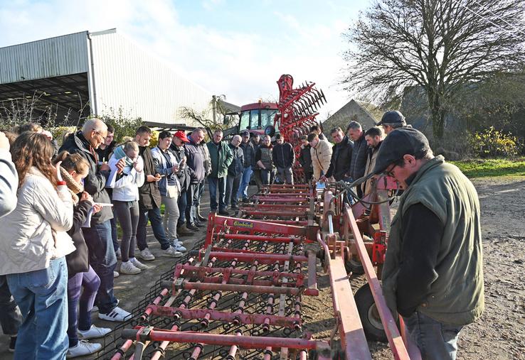 Mardi 26 novembre, à Choue. Une vingtaine d'agriculteurs ainsi qu'une classe de BTS ACSE* du lycée agricole de Montoire ont participé à une journée consacrée au désherbage mécanique.