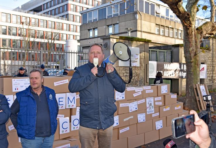 Damien Greffin prend la parole devant l'Anses.