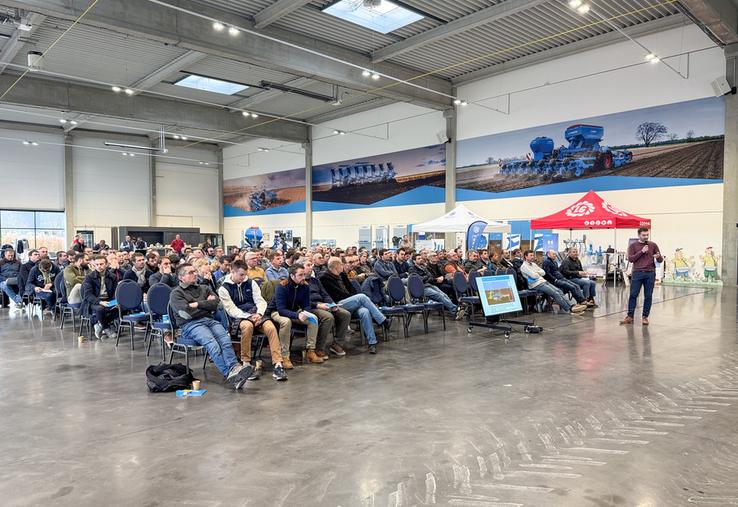 Jeudi 16 janvier, à Boigny-sur-Bionne (Loiret). Quelque 150 agriculteurs sont réunis pour assister à une matinée sur la séquestration du carbone.