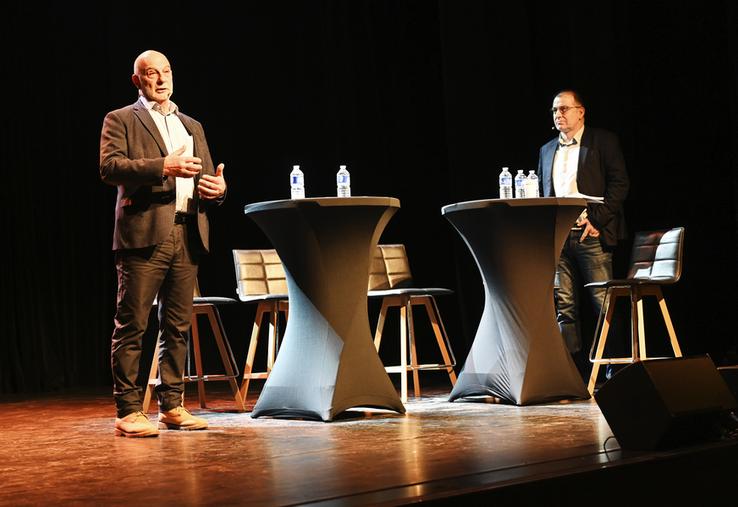 Mercredi 29 janvier, à Amilly (Loiret). François Jacques (à g.) et Cédric Benoist ont introduit cette soirée consacrée au blé de force. 
