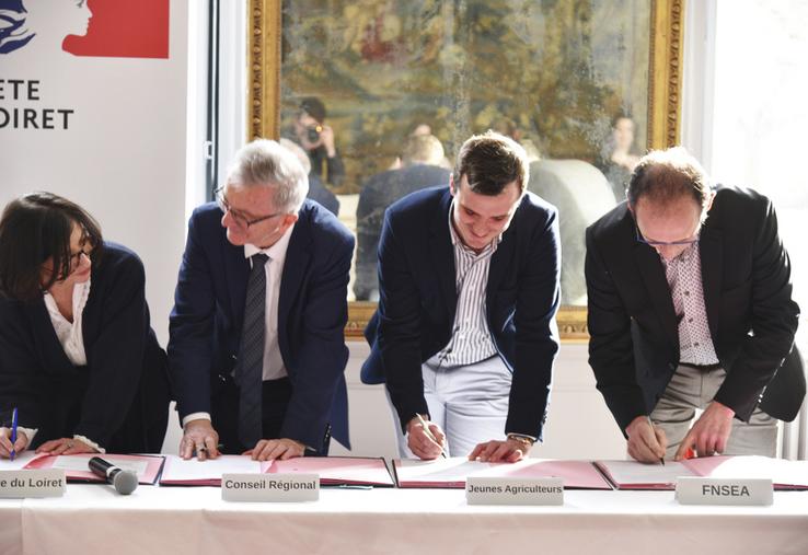 Mardi 11 février, à Orléans. Sophie Brocas, préfète du Loiret, François Bonneau président de la Région, Valentin Caron, président de JA 45, et Jean-Louis Lefaucheux (de g. à d.), secrétaire général de la FNSEA 45, ont signé la charte des contrôles uniques. 
