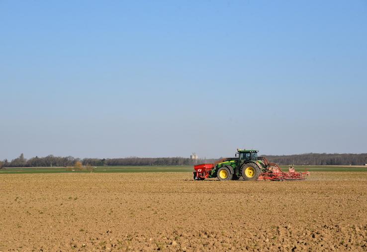 Chailly-en-Bière (Seine-et-Marne), mardi 18 mars. Comme partout dans le département, les exploitants agricoles s'activent dans la plaine par crainte d'un nouvel épisode pluvieux annoncé pour le week-end. 