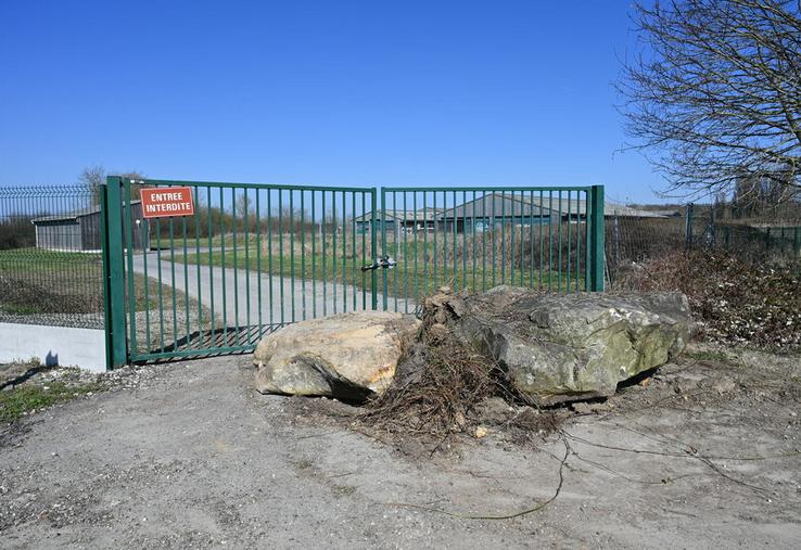 À Leudeville (Essonne), mardi 18 mars. Pour revenir sur la Ferme de Bressonvilliers, les gens du voyage ont détruit le portail qu'avait installé Tanguy Schintgen.