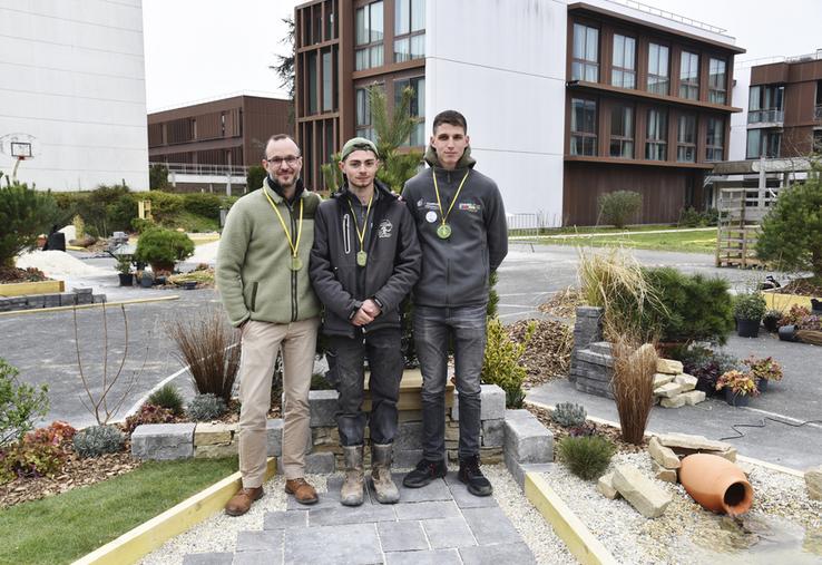 Brie-Comte-Robert, samedi 15 mars. Le binôme qualifié pour la finale nationale et leur formateur au milieu de leur œuvre.