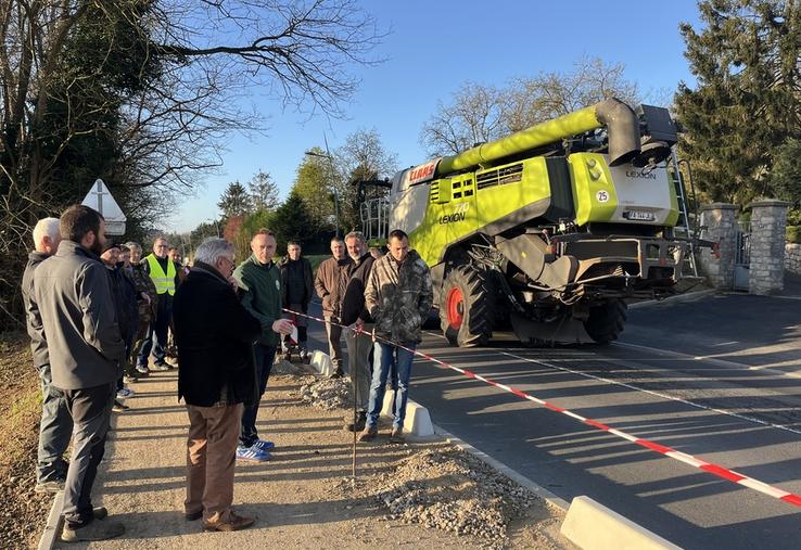 Lundi 31 mars, entre Itteville et Cerny (Essonne). Une dizaine d'agriculteurs se sont donné rendez-vous pour faire part de leur mécontentement.