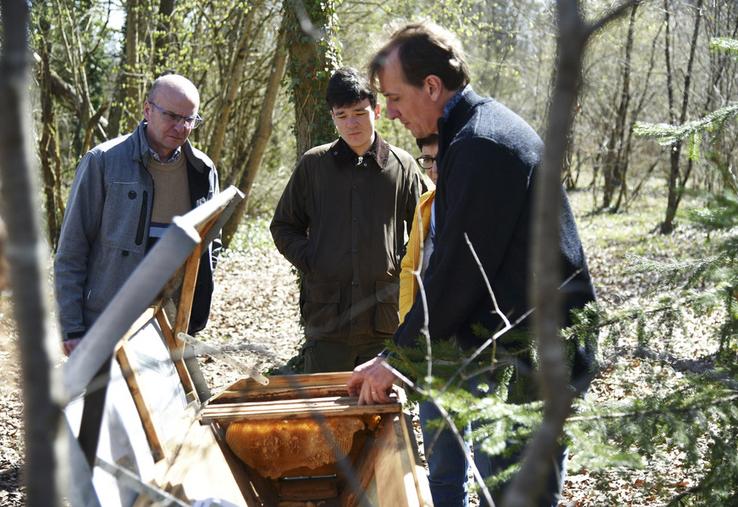 Les participants ont pu découvrir des ruches insolites comme ici la ruche kenyane. 