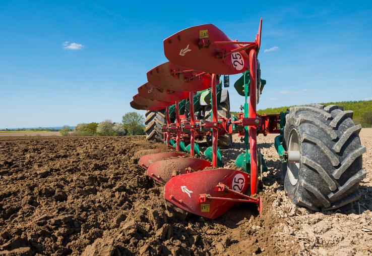 La charrue restructure le sol par retournement et enfouissement.