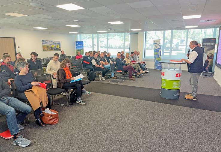 Jeudi 10 avril, à Ymeray. Le site Claas a accueilli l'assemblée générale de la FRCuma, la dernière pour son président Stéphane Dubois (à d.).