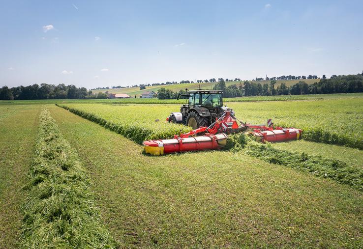 L’offre Pöttinger en faucheuses de type papillon avec groupeur à vis sans fin se compose des modèles Novacat V 9200 CF (9,20 m) et Novacat V 10000 CF (de 9,62 à 10,02 m).