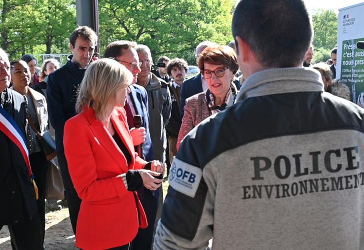 Auffargis (Yvelines), jeudi 17 avril. Les ministres de l'Agriculture, Annie Genevard, et de la Transition écologique, Agnès Pannier-Runacher, ont affiché leur désaccord sur la question du port d'armes discret.