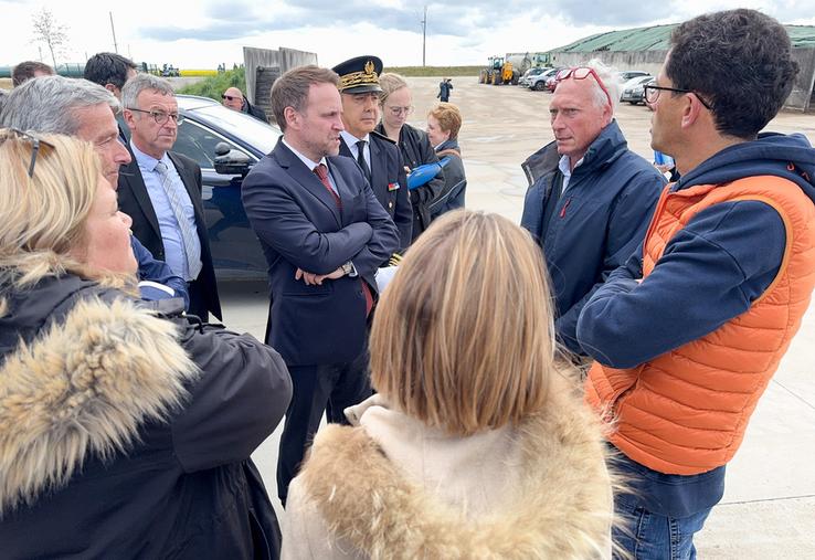 Mercredi 23 avril, à Varize. Les exploitants du méthaniseur Biogaz Beauce, Rémi Baudrin et Marc Guyard (à d.), avaient pas mal de choses à demander au ministre de l'Énergie, Marc Ferracci (au c.).