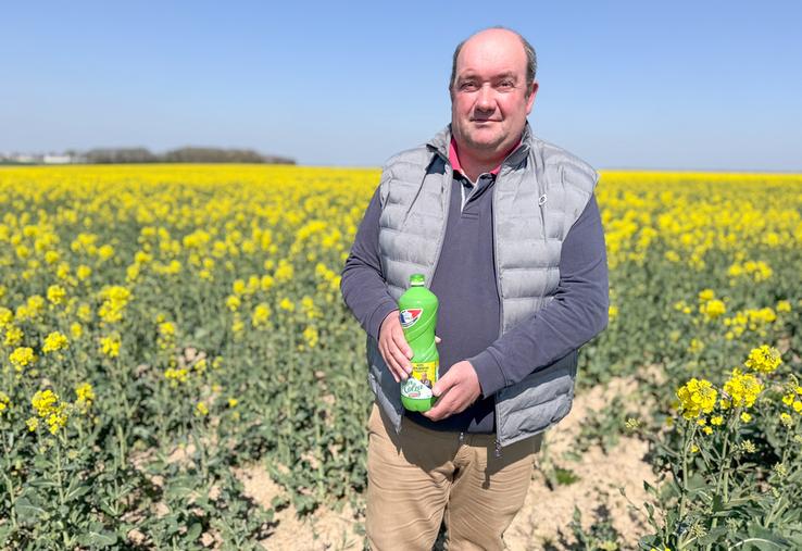 Mercredi 9 avril, à Tremblay-les-Villages. Être en photo sur les bouteilles d'huile Lesieur Fleur de colza n'a pas changé la vie de Pierre Pelletier même s'il tire une certaine fierté de son engagement dans cette démarche. 
