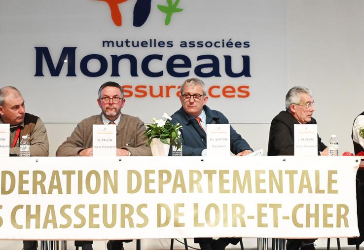 Vendredi 25 avril, à Villiers-sur-Loire. Hubert-Louis Vuitton (à d.) a présidé l'assemblée générale de la Fédération départementale des chasseurs de Loir-et-Cher.