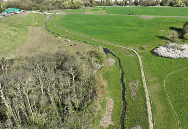 Le ru de la Navette est désormais remis à ciel ouvert et reconnecté à son milieu naturel, avec la création de nouvelles zones humides et d’une zone d’expansion des crues.