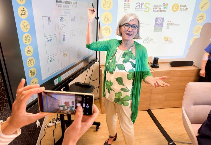 Mardi 20 mai, à Illiers-Combray. La directrice générale de l'ARS, Clara de Bort, a signé électroniquement et avec enthousiasme le Contrat local de santé d'Entre Beauce et Perche.