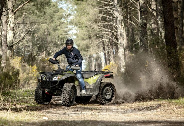 Homologué T3b, L’Éclaireur atteint 60 km/h sur route. En usage interne, il déplace plus d’une tonne de charge, avec un couple immédiat et constant grâce à son moteur électrique sans embrayage ni à-coups.