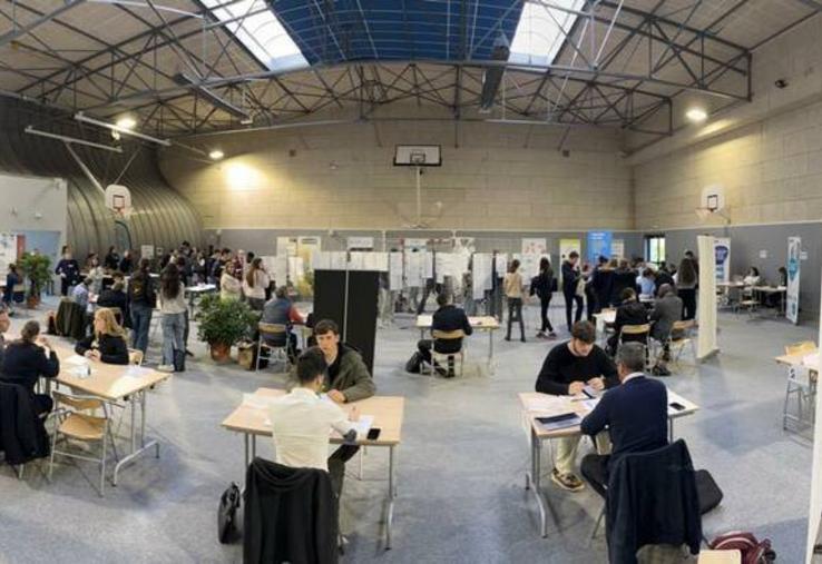 Vendredi 25 avril, à Areines. Un job dating a permis de mettre en relation professionnels du secteur des laboratoires et étudiants. 
