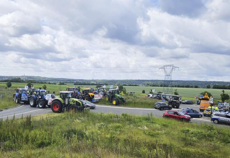 Lundi 26 mai, à Baillet-en-France (Val-d'Oise). Près de 25 tracteurs du Pays de France ont réalisé une opération escargot entre Attainville et Méry-sur-Oise sur les RN 104 et 184.