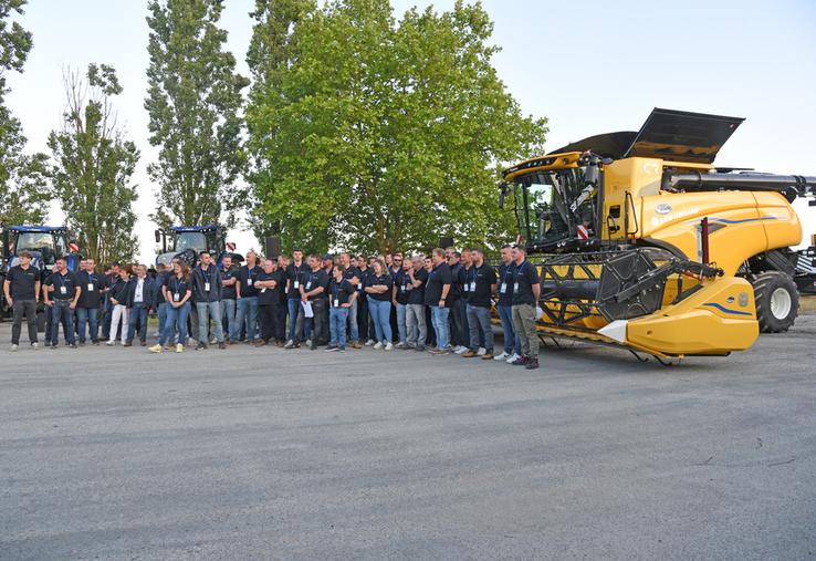 Jeudi 22 mai, à Sainte-Geneviève-des-Bois. Les employés du groupe Méthivier, mis à l'honneur, ont été largement applaudis par les nombreux spectateurs venus célébrer les 45 ans de l’entreprise.