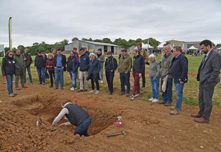Lors de la visite officielle de la plateforme, les élus ont assisté à une présentation d'un profil de sol.